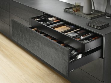 Внутренний ящик LEGRABOX pure TIP-ON BLUMOTION (высота M 90,5, глубина 350 мм, до 20 кг), терра-черный