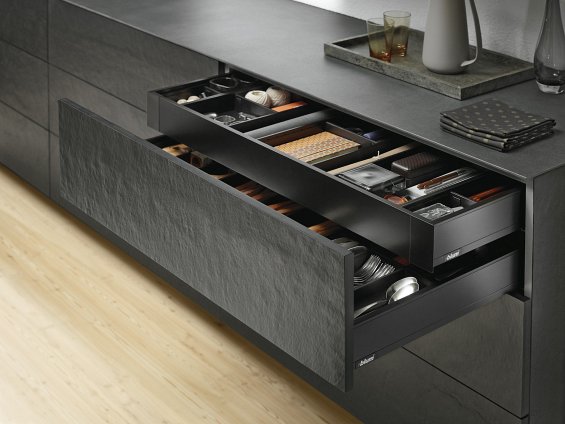 Внутренний ящик LEGRABOX pure TIP-ON BLUMOTION (высота M 90,5, глубина 500 мм, до 70 кг), терра-черный